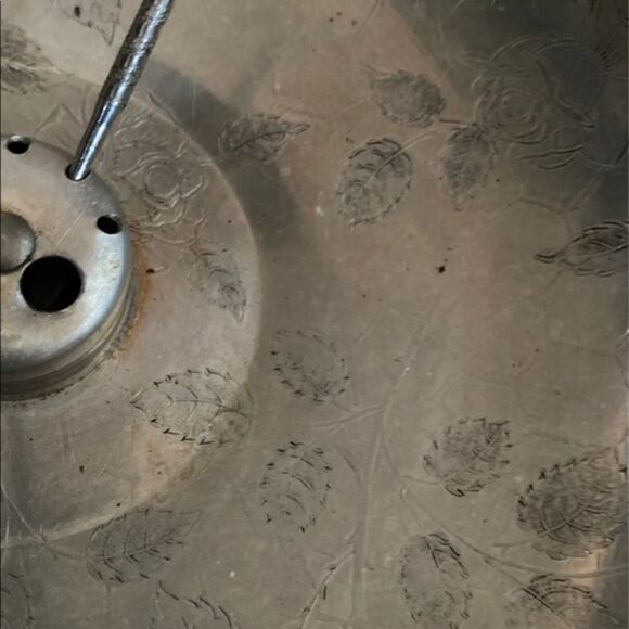 Vintage mid century large hammered aluminum nut with leaf design. - Picture 3 of 6